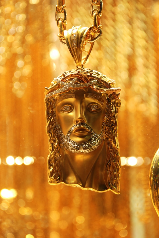 La médaille du Christ, gardienne silencieuse d’une foi transmise