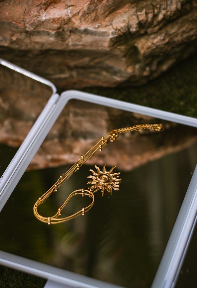 Le pendentif en vermeil : l'élégance dorée à porter au quotidien