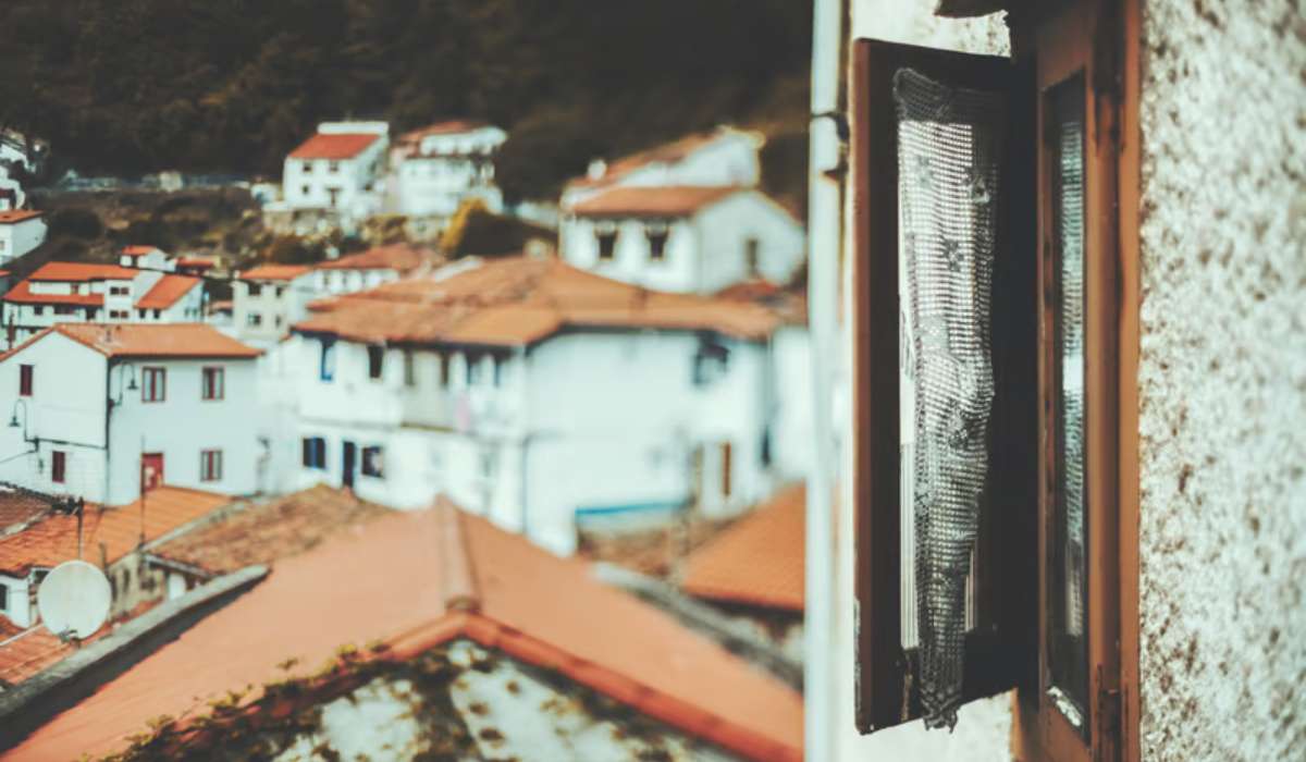 Pourquoi votre maison sent le renfermé même après aération ?
