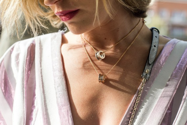 Pendentifs féminins : ces petits détails qui signent une allure