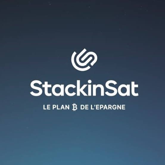 Conseiller bancaire répondant à un appel dans un espace de travail sobre