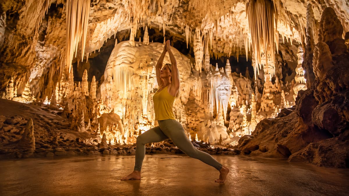 femme faisant du yoga dans la grotte de clamouse