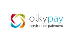 Conseiller bancaire répondant à un appel téléphonique dans un centre de relation client