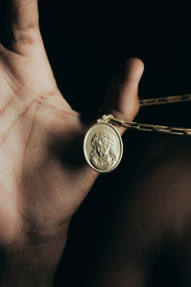 Baptême à l’âge adulte : une médaille pour marquer un choix personnel