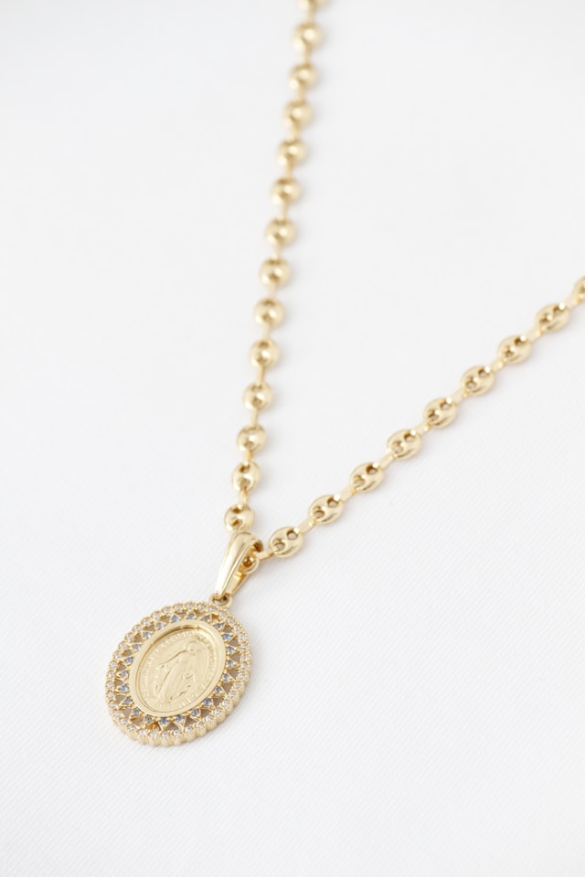 Médaille Vierge pour baptême : douceur et protection autour du cou