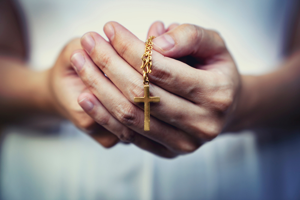 Que signifie une croix gravée sur une médaille de baptême ?