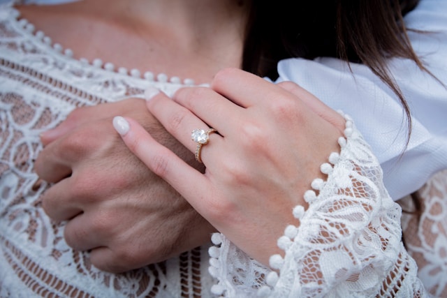 Alliance et bague de fiançailles : quand un bijou dit tout ce que les mots ne peuvent pas
