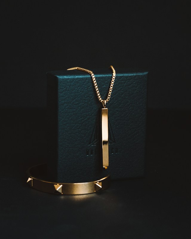 Pendentifs féminins : ces petits détails qui signent une allure