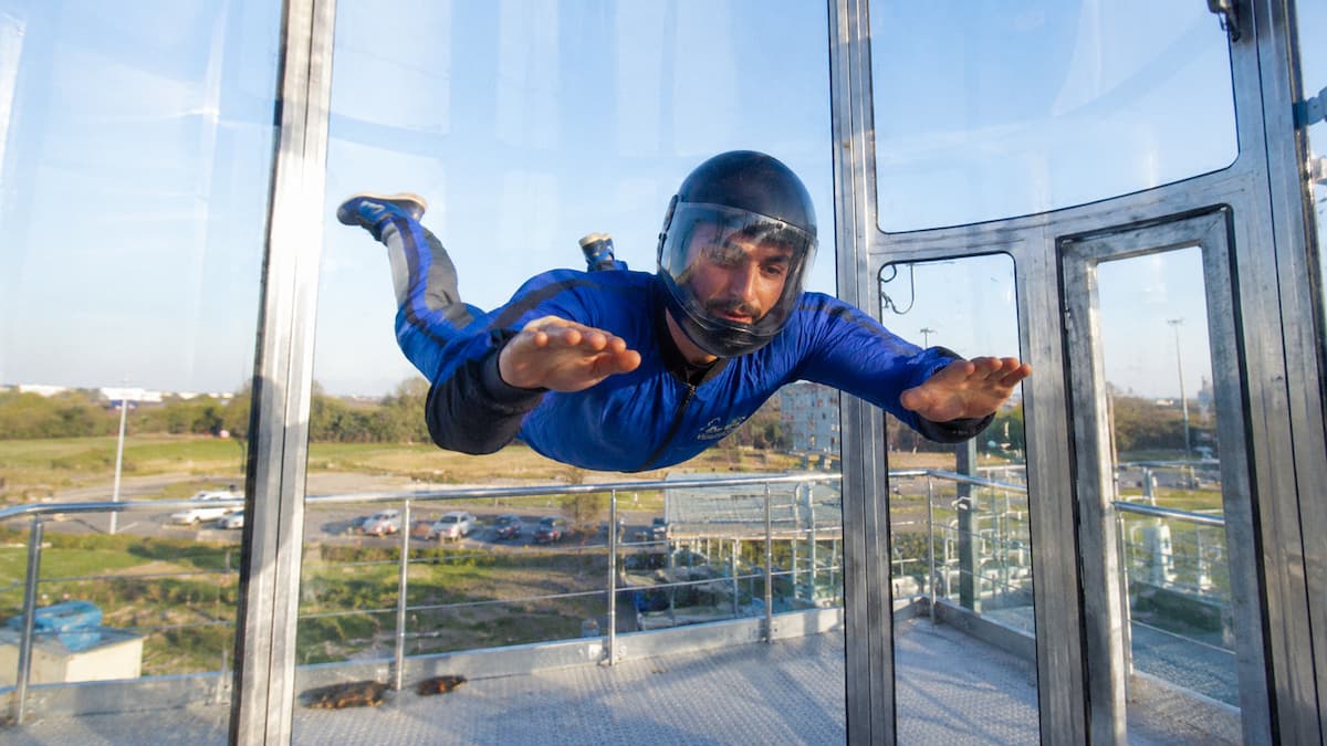 homme dans un simulateur de chute libre
