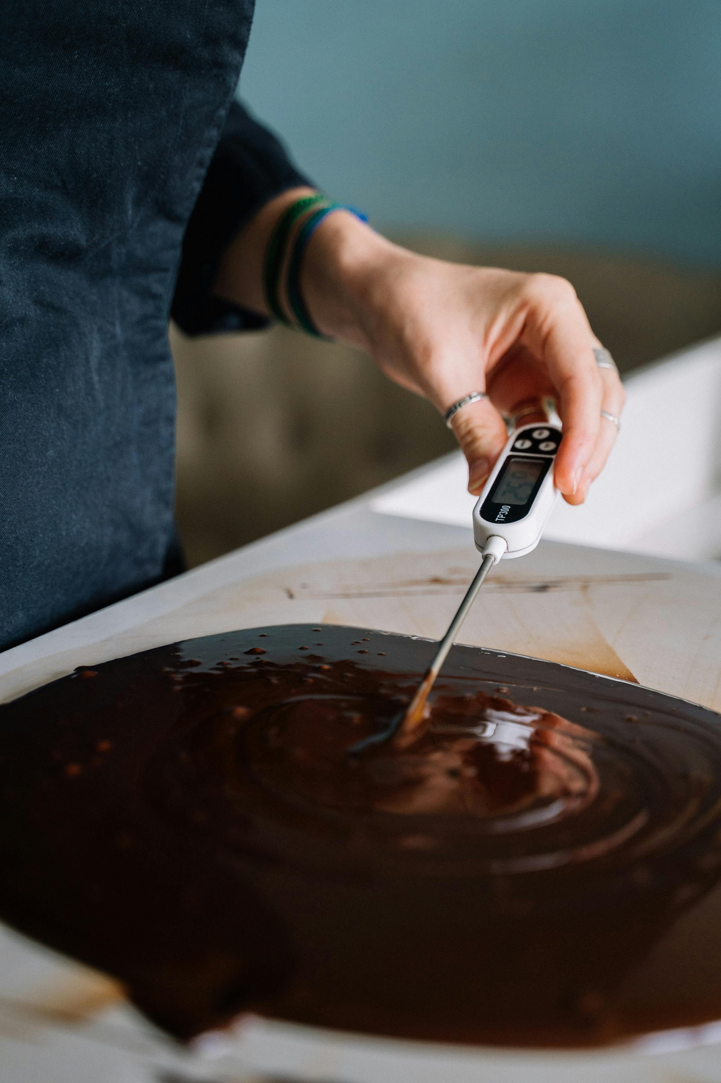 Tempérer le chocolat : une étape essentielle à maitriser pour les apprentis chocolatiers