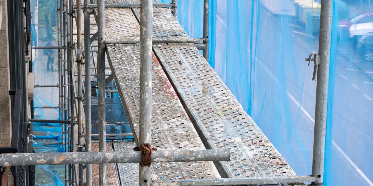 Chantiers de grande hauteur : pourquoi la tour escalier est plus efficace qu'un échafaudage classique ?