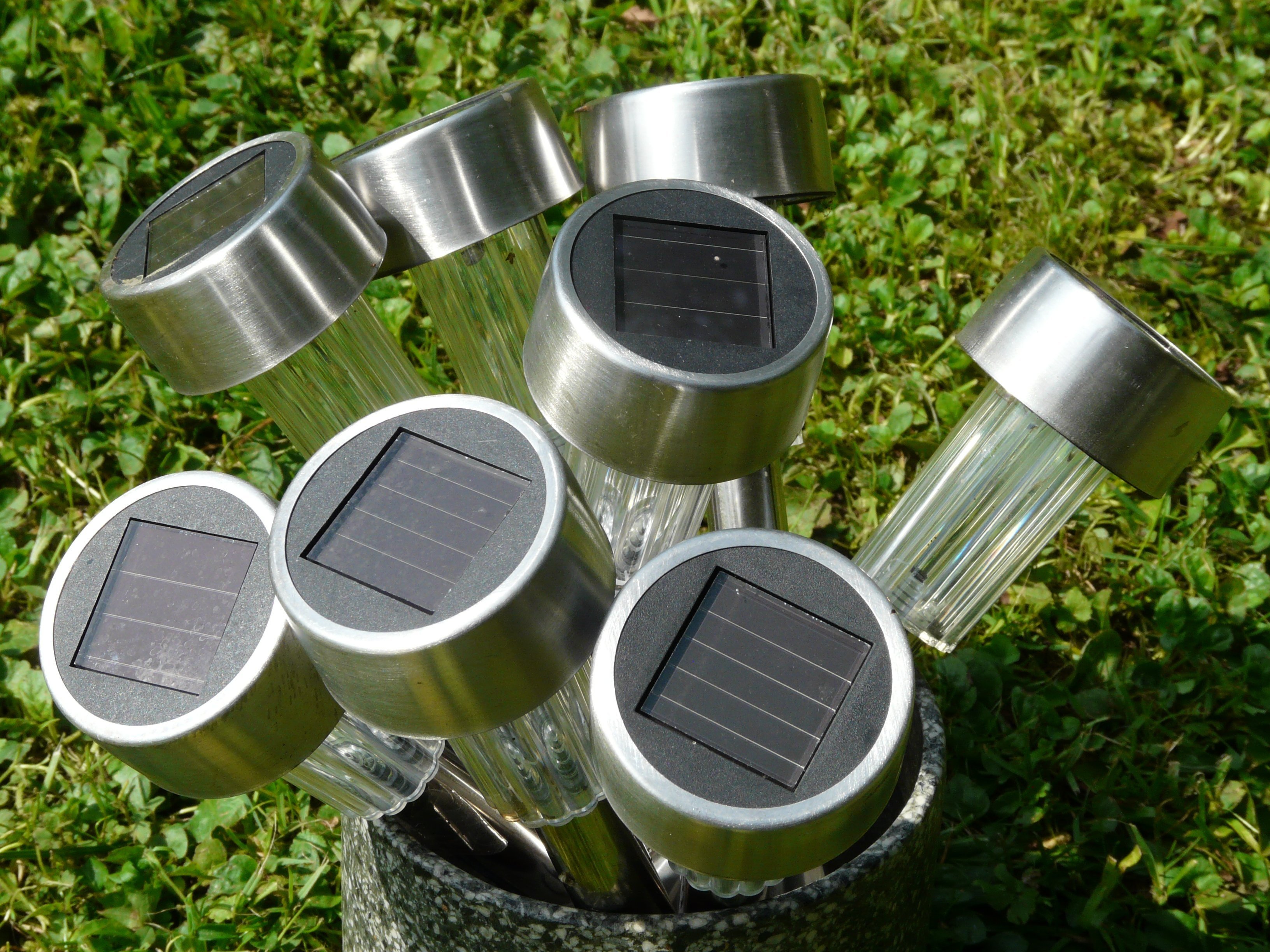 Comment choisir son &eacute;clairage solaire : guide complet pour un ext&eacute;rieur esth&eacute;tique, durable et performant