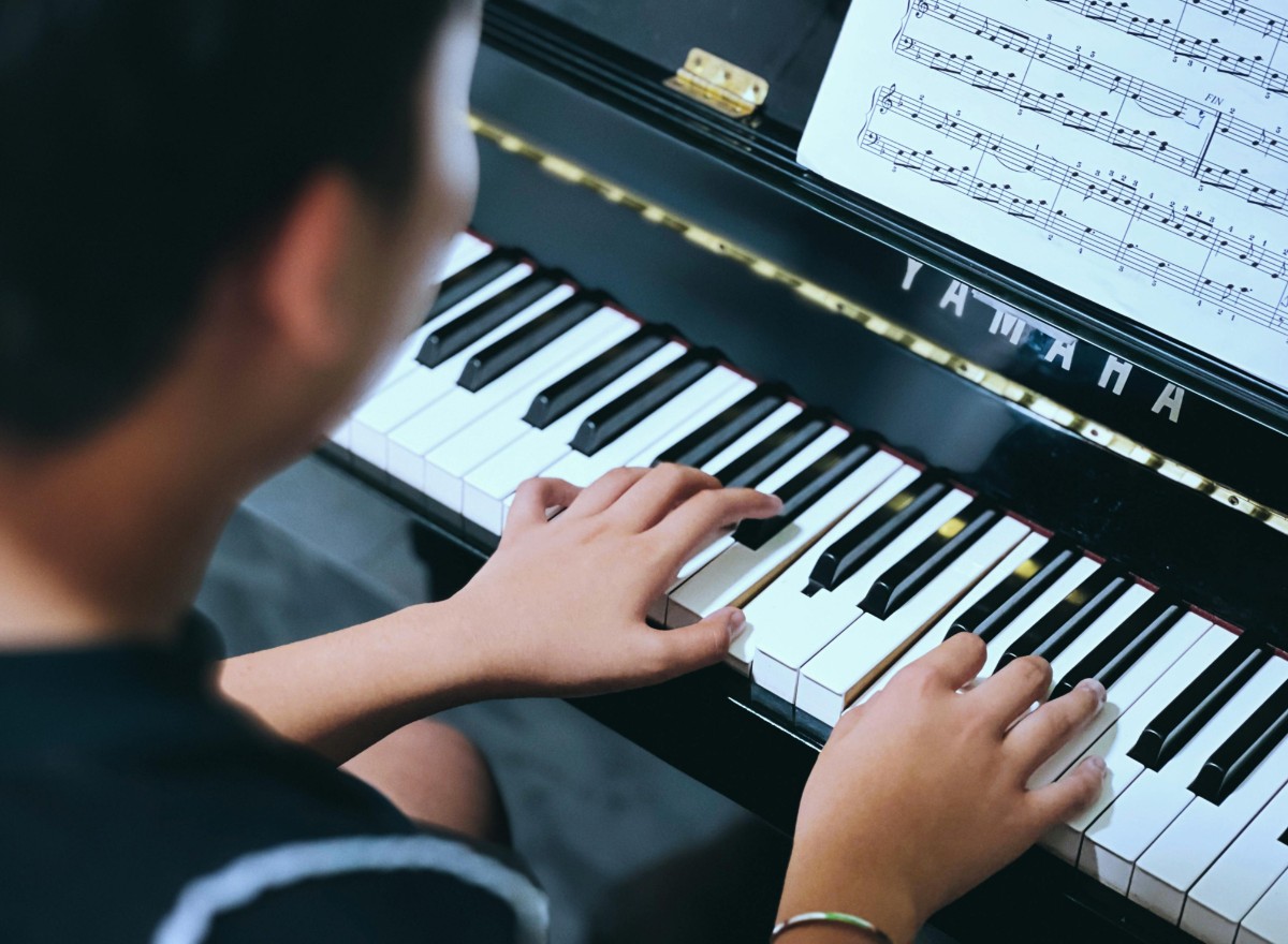 D&eacute;roul&eacute; d'une le&ccedil;on de piano avec un prof &agrave; domicile : voici comment se passe une heure de cours