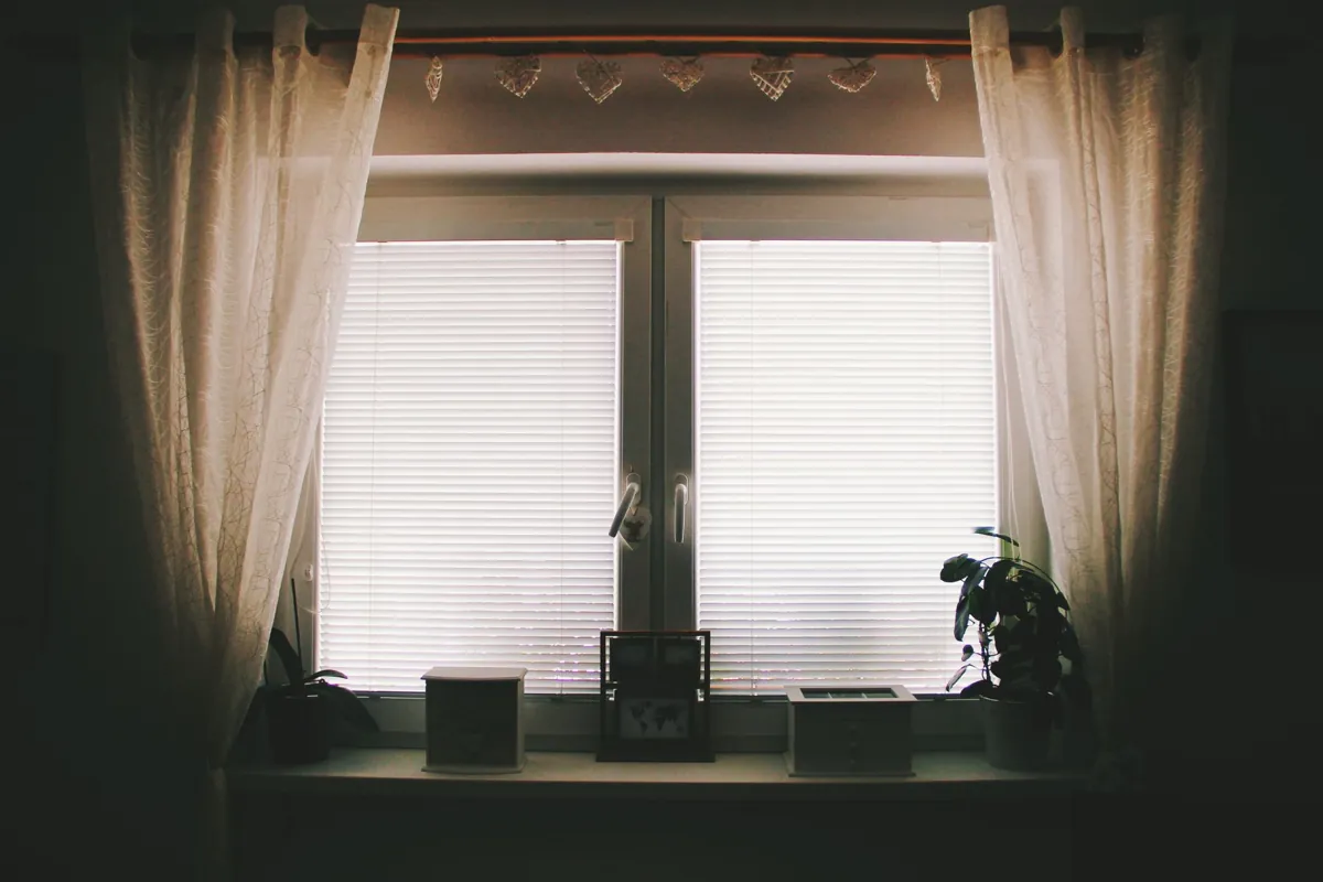 Un miroir face à la fenêtre éclaire-t-il vraiment une pièce ?