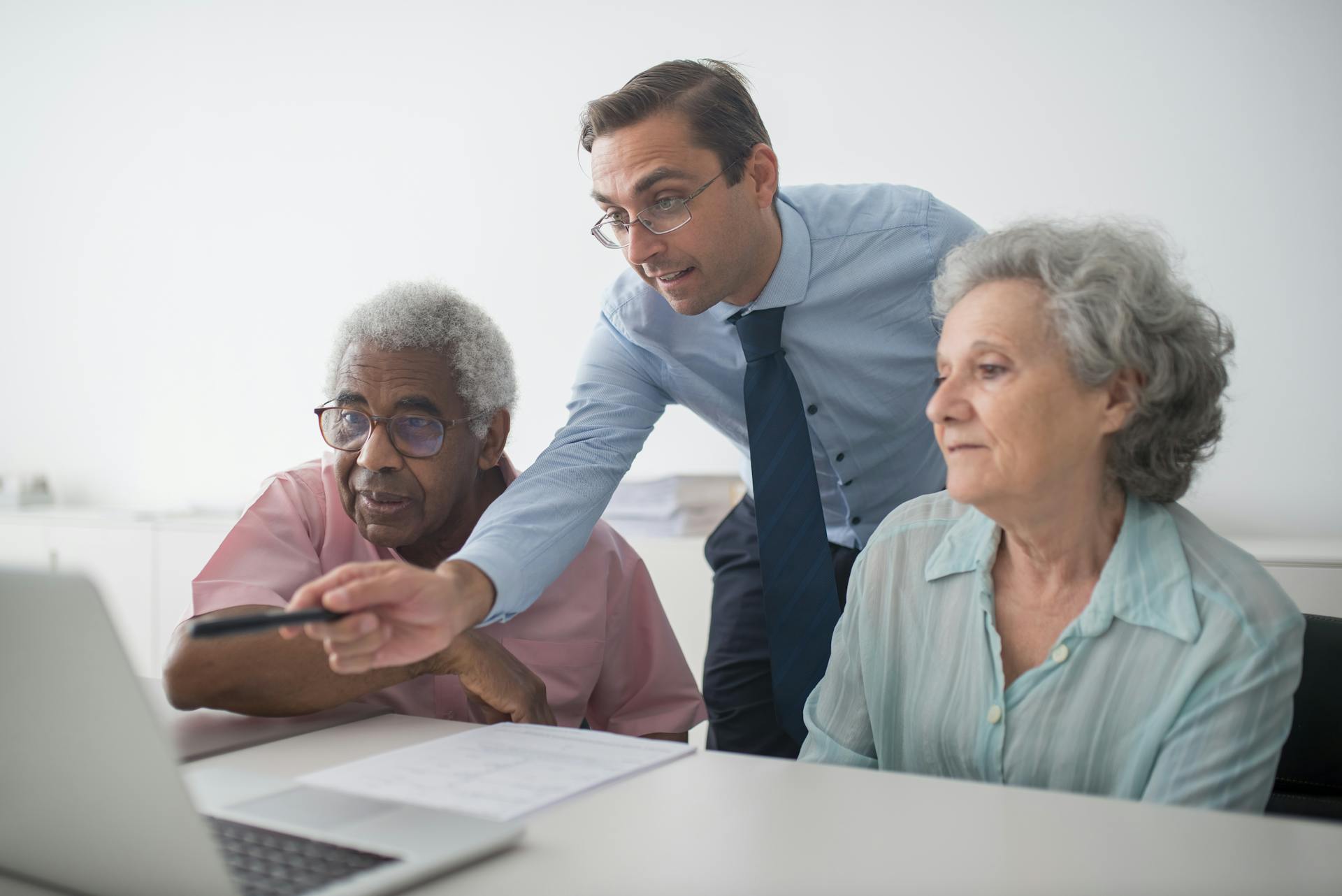 Astuces pour payer et suivre ses factures après 60 ans