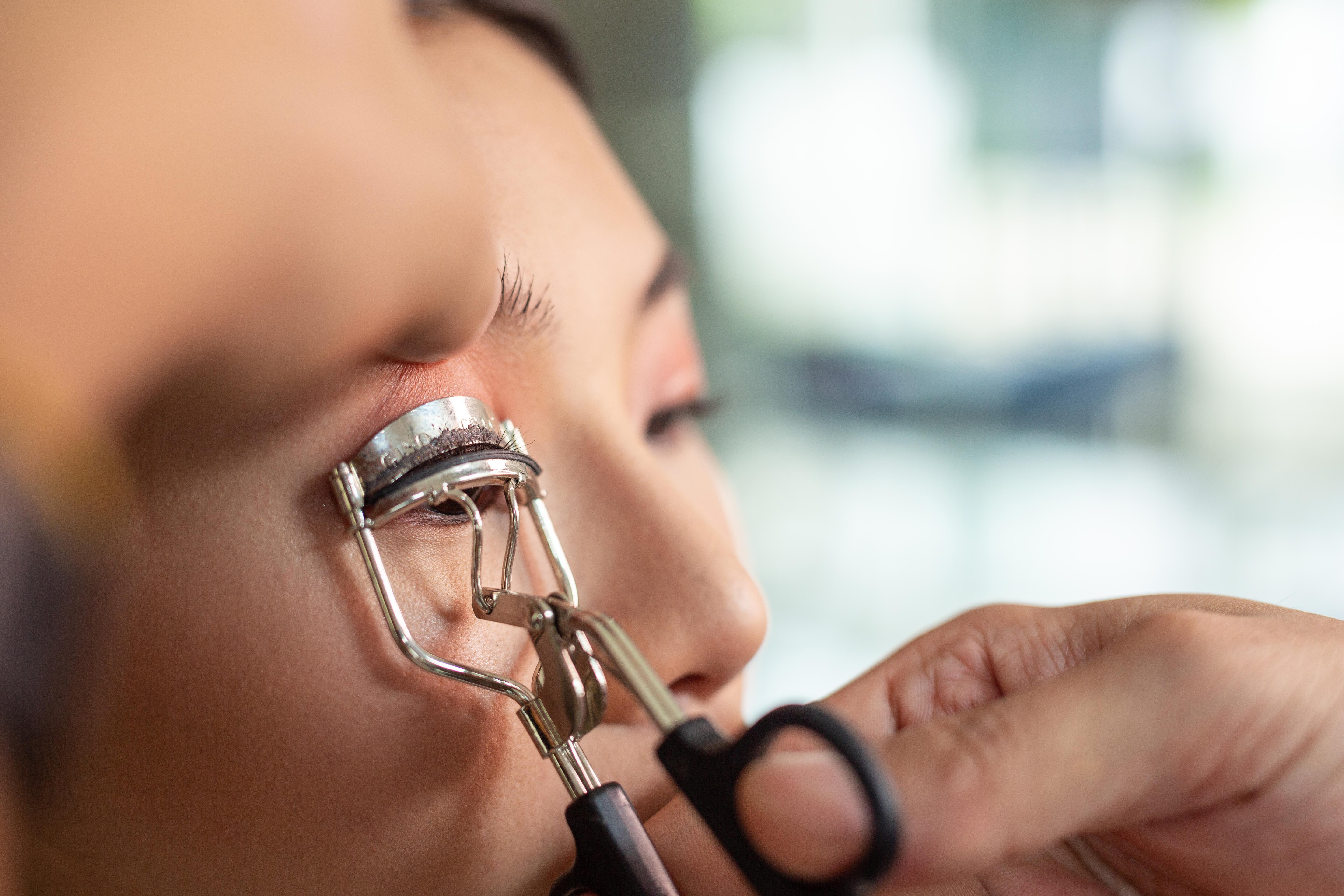 Illustration : r&eacute;sultats spectaculaires sans compromettre la sant&eacute; de vos &mdash; obtenir des cils parfaitement recourb&eacute;s avec le recourbe-cils chauffant ?
