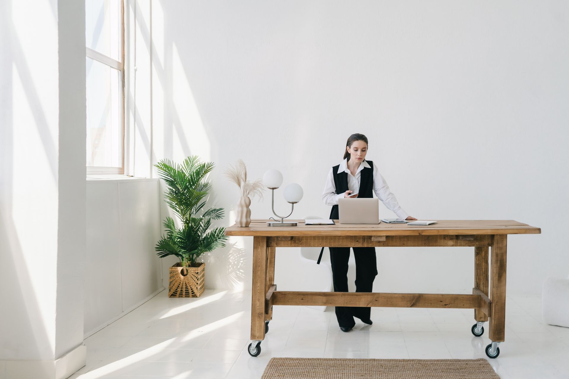 Bureau assis-debout : gadget ou véritable amélioration du confort de travail ?