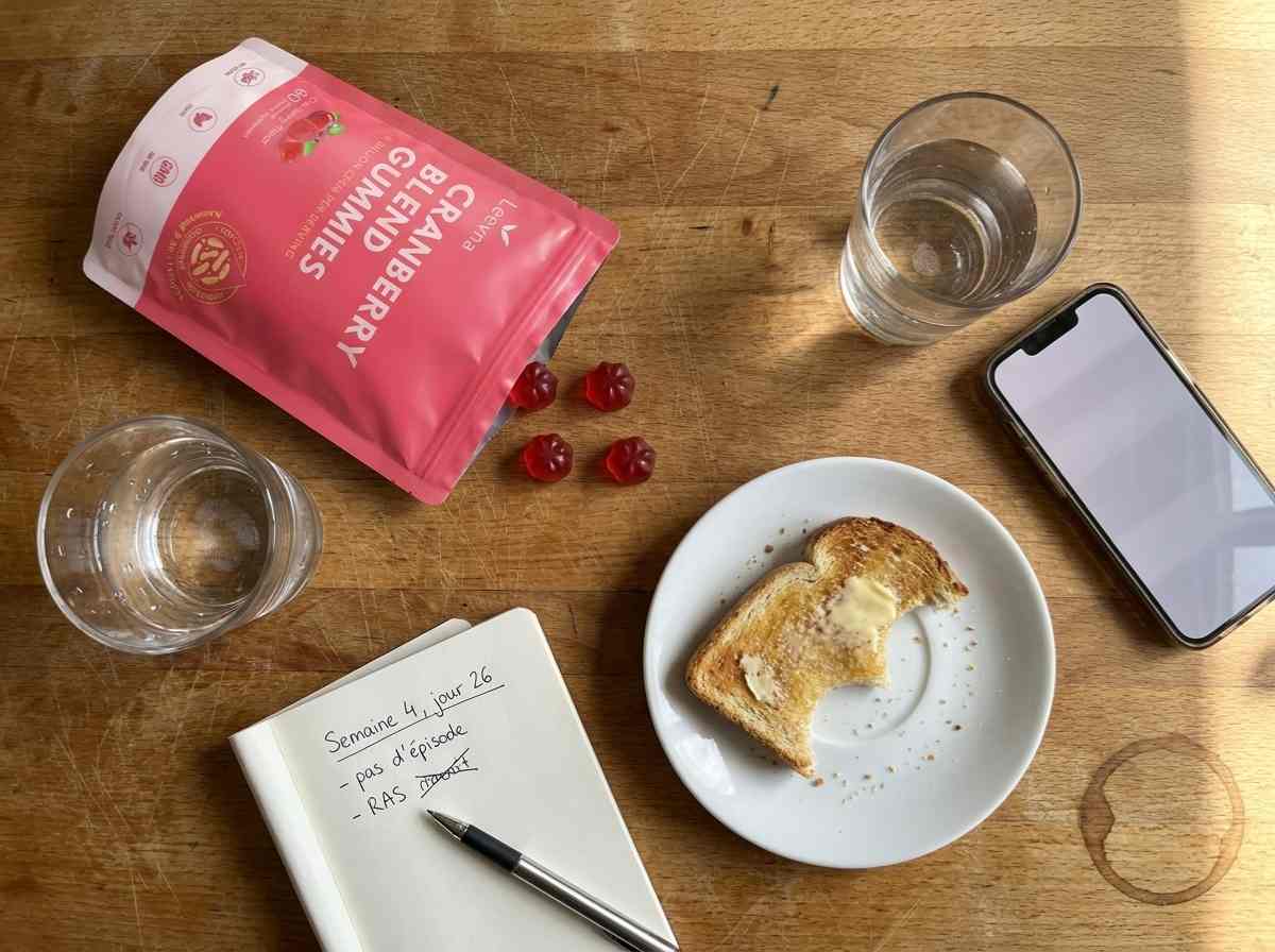 Test Leevna semaine 4 : sachet de gummies cranberry ouvert sur une table avec carnet de notes manuscrites de l'enquête en cours.