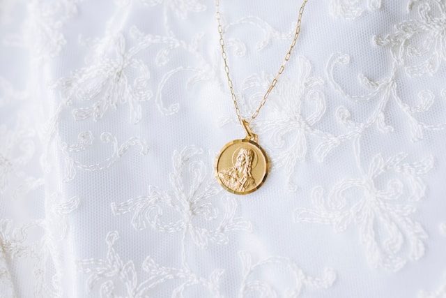 La médaille du Christ, gardienne silencieuse d’une foi transmise