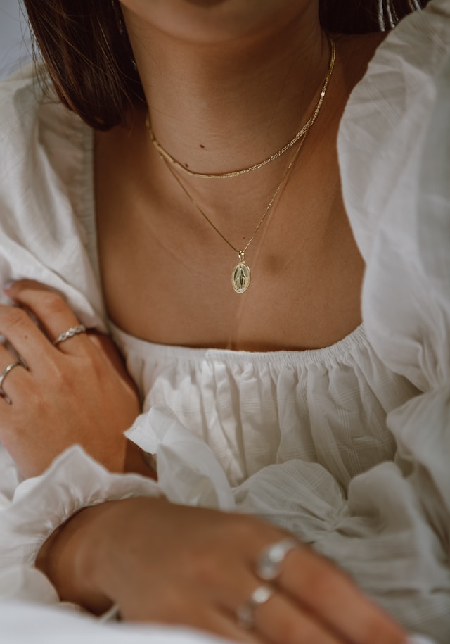 La médaille de la Vierge : histoire, symbolique et conseils pour choisir un bijou sacré qui dure