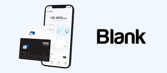 Conseiller bancaire au téléphone pendant le traitement d’une demande client