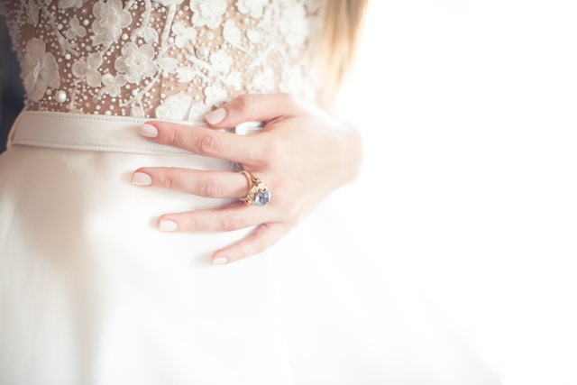 Alliance et bague de fiançailles : quand un bijou dit tout ce que les mots ne peuvent pas