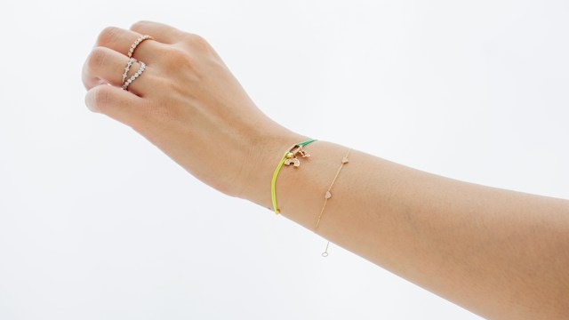 Le bracelet sur cordon : une touche de couleur qui a du sens