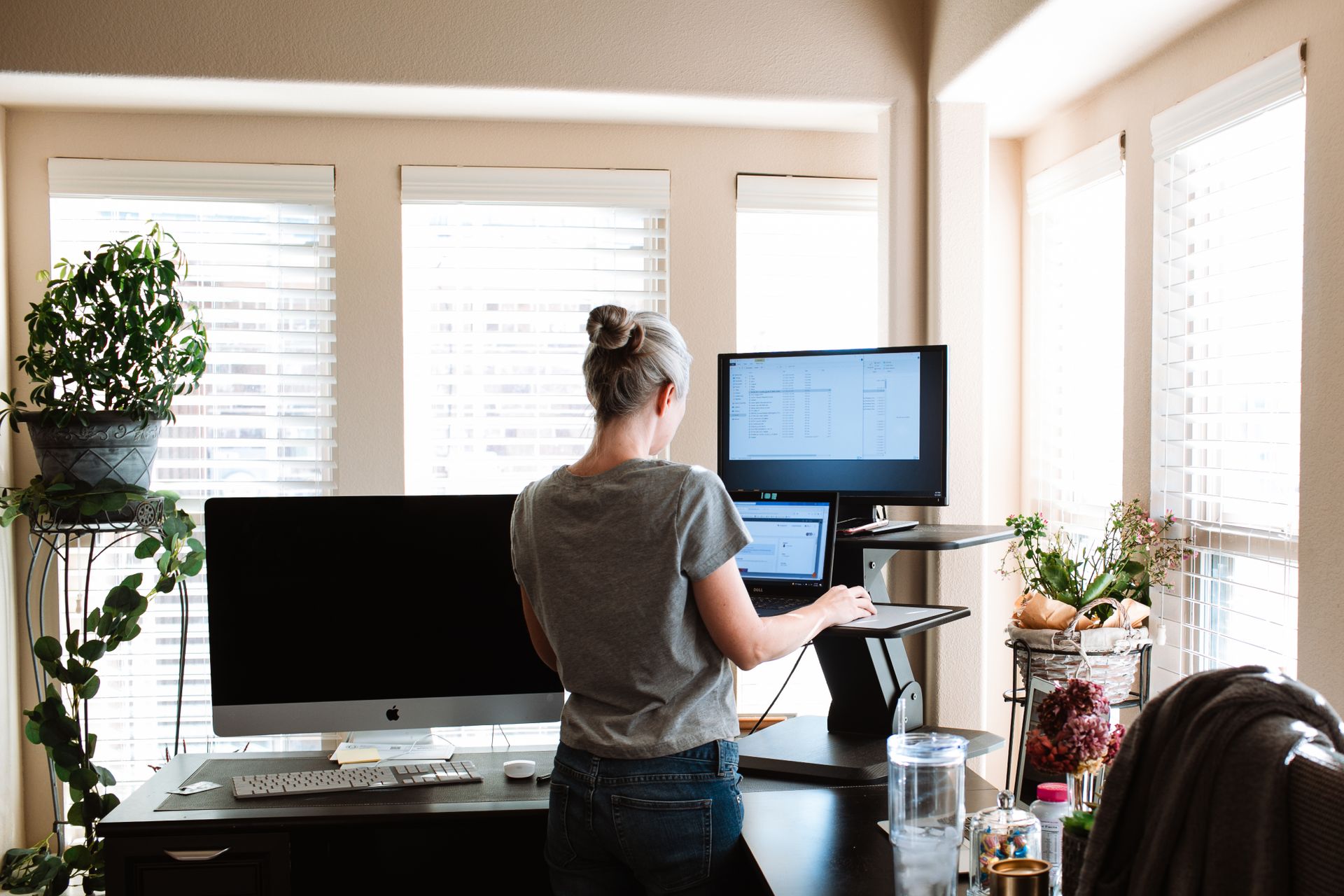 Bureau assis-debout : gadget ou véritable amélioration du confort de travail ?